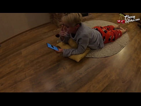 ❤️ Шалёная бландынка смокча велізарны член і падскоквае на ім - анальны сэкс ☑ Порна у нас ❌️