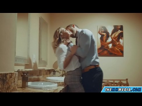❤️ Калі грудастая бландынка спакушае цябе ў грамадскім туалете ☑ Порна у нас ❌️